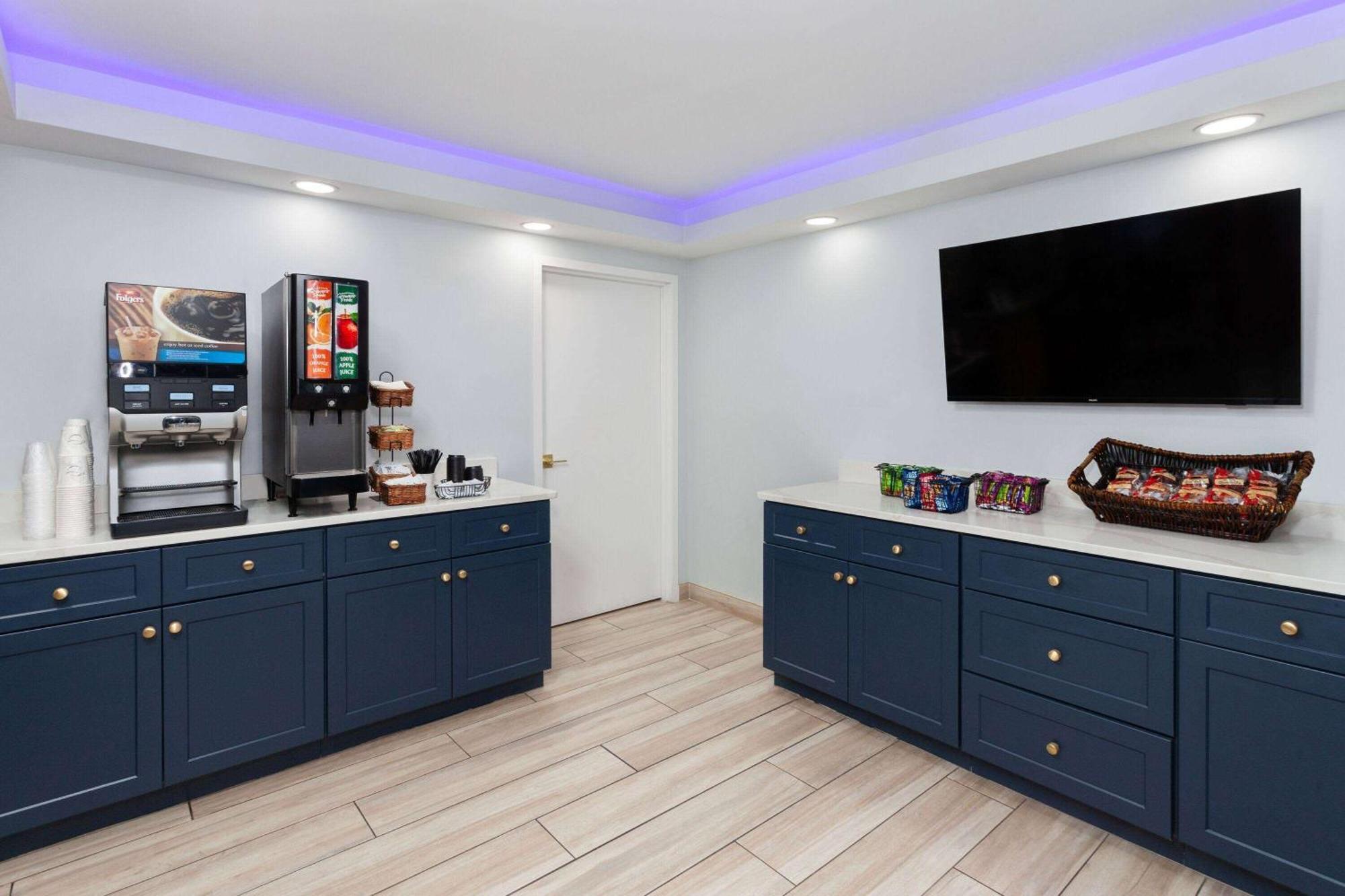 Super 8 By Wyndham Baltimore Northwest ภายนอก รูปภาพ
